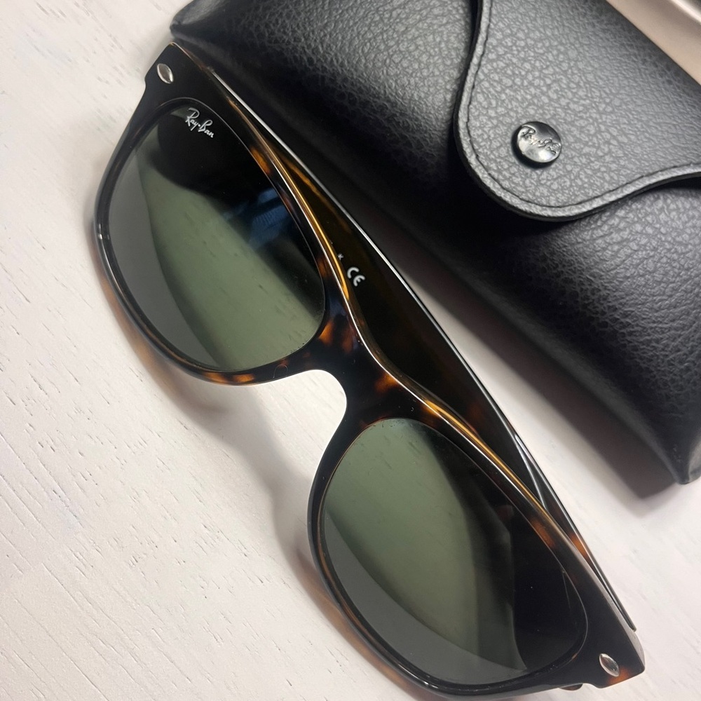 Ray-Ban Wayfarer Classic Sunglasses - Picture 7 of 7
